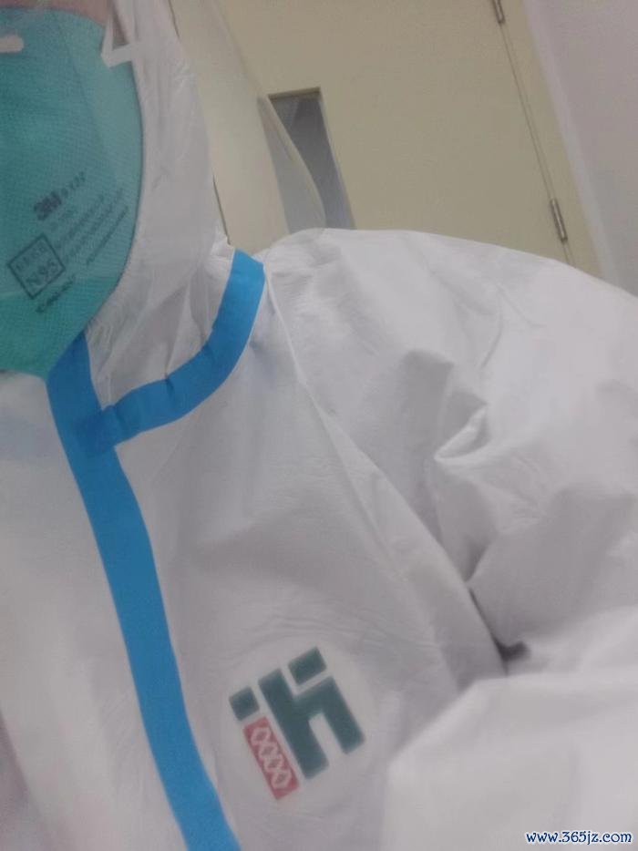 疫情时间,熊天树在感染科轮转时需要身着留神服值班。